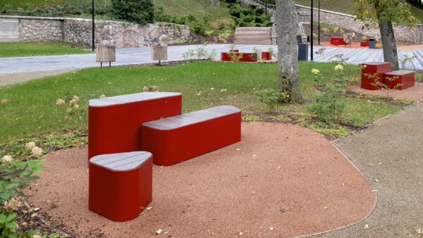 modular park benches in the park